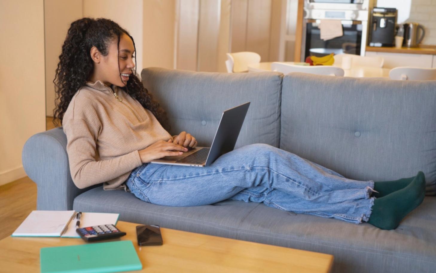 Espacio de trabajo profesional con documentación financiera y herramientas de análisis