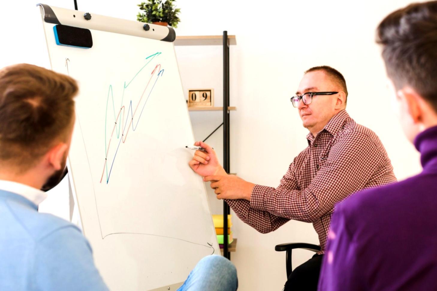 Análisis financiero detallado mostrando informes y documentación empresarial