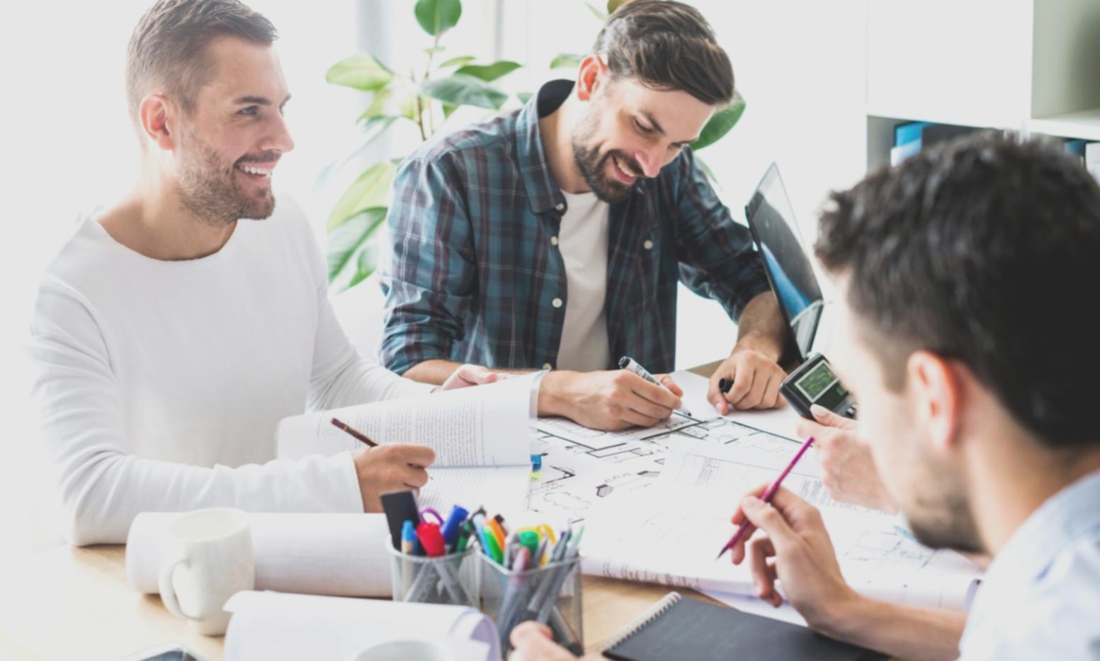 Equipo trabajando en estrategia de comunicación financiera